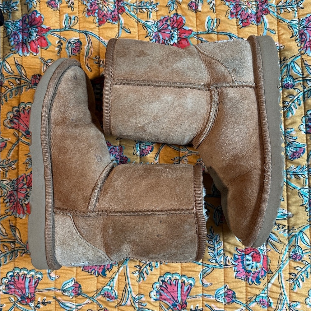 Kids UGG classic short Boots, chestnut